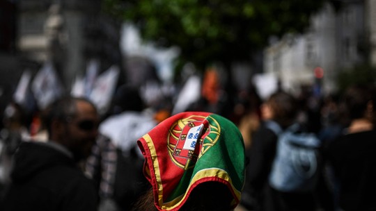 Milhares de pedidos, sobrecarga e falta de funcionários atrasam cidadania portuguesa