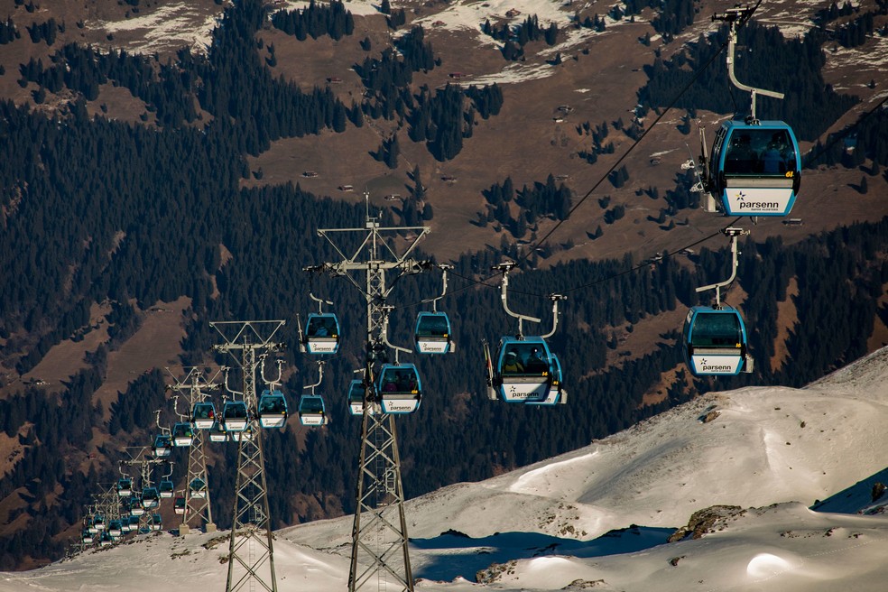 Teleféricos sobem as encostas da estação de esqui Parsenn em 7 de janeiro — Foto: Francesca Volpi/Bloomberg