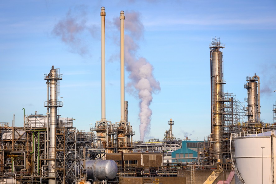 Refinaria Pernis da Shell em Rotterdam, na Holanda: petr&oacute;leo chegou a superar US$ 120 por barril no fim de abril