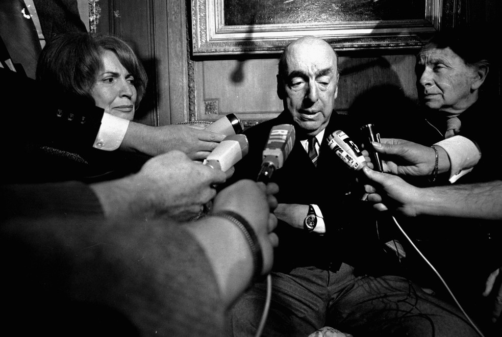 O poeta chileno Pablo Neruda, vencedor do Prêmio Nobel de Literatura — Foto: AP/ Laurent Rebours