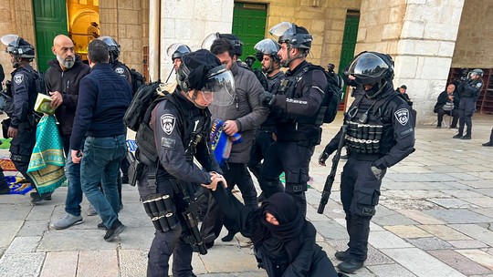 Polícia israelense invade complexo de mesquita em Jerusalém e prende mais de 350 palestinos