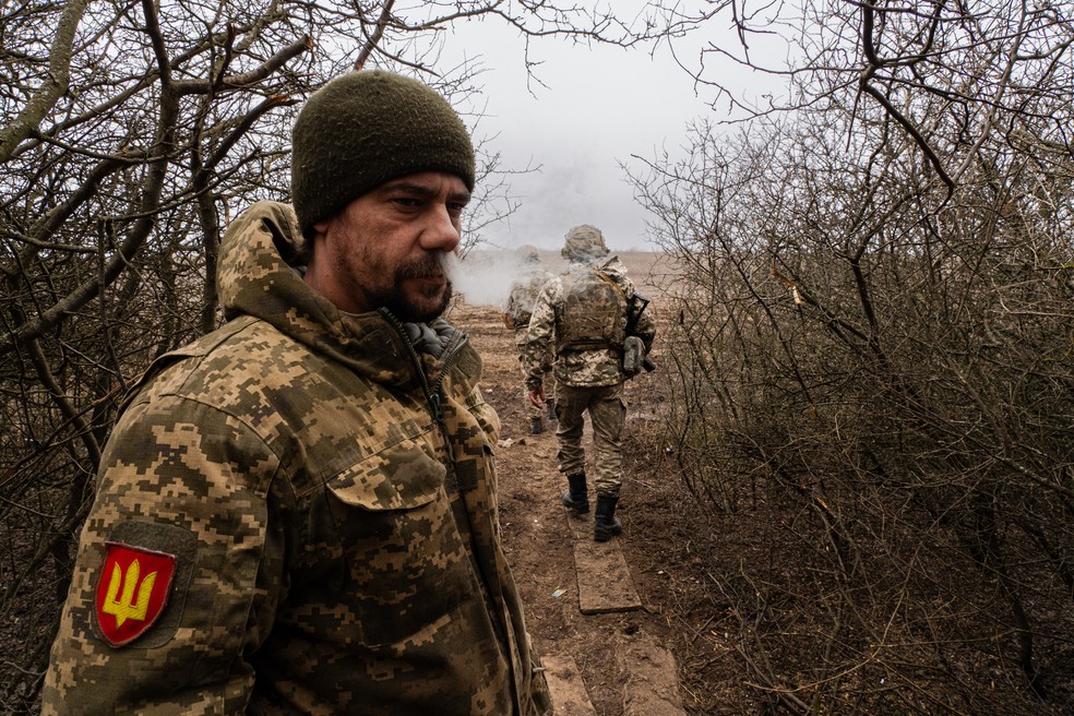 Soldados ucranianos saem em patrulha em região de combates no entorno da cidade Kupiansk — Foto: Yan Boechat