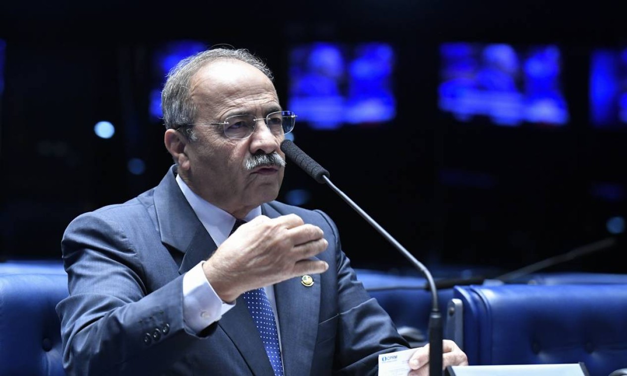CPMI do INSS tem como titular... senador flagrado com dinheiro na cueca