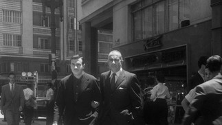Erico Verissimo com Seu Filho Luis Fernando Verissimo, Na Rua da Praia, 1957 - Foto: Arquivo / Agência Globo
