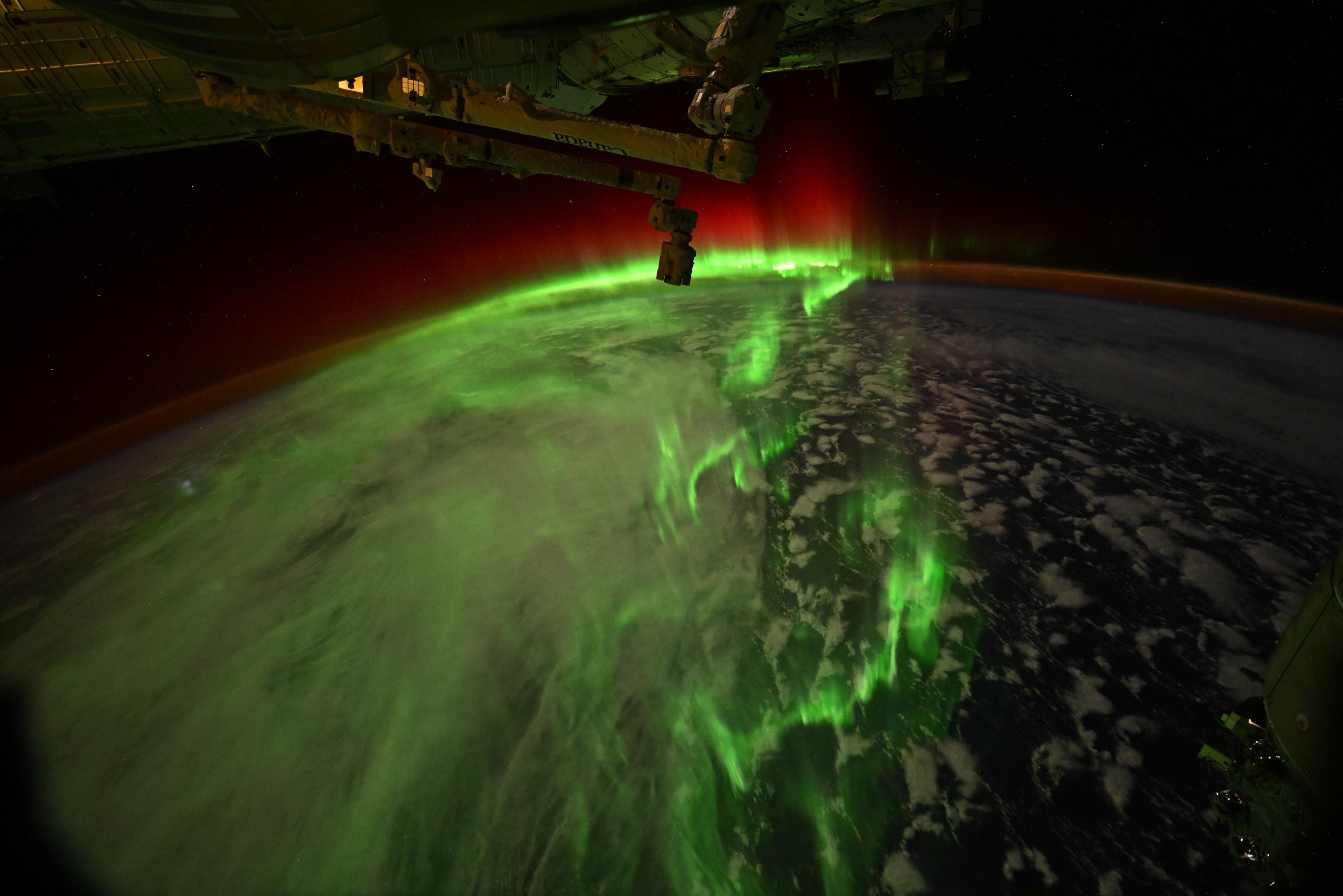 Vídeo de aurora austral 'serpenteando' sobre a Antártida vir