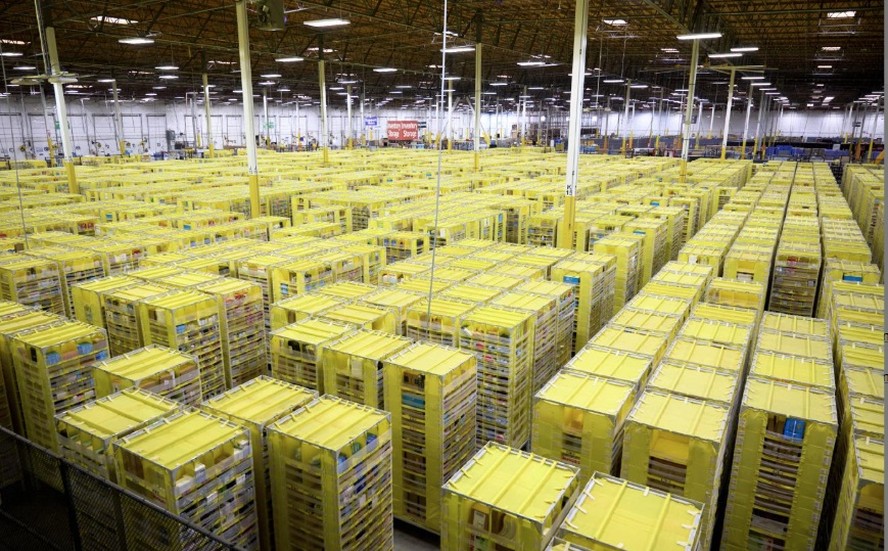 Caminhoneiros declaram greve contra 'ganância' da Amazon nos EUA em ...