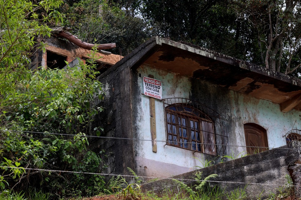Casa atingida pelas chuvas de 2011 em Friburgo: ampliação e placa de vende-se — Foto: Fabiano Rocha