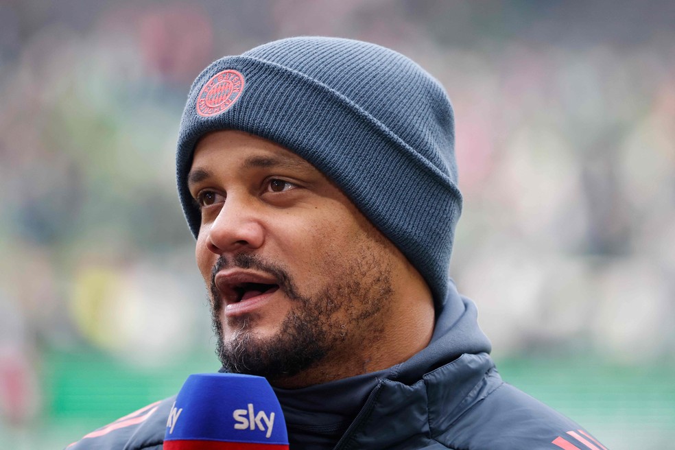 Kompany, técnico do Bayern de Munique, defende Vini Jr. — Foto: Focke Strangmann / AFP
