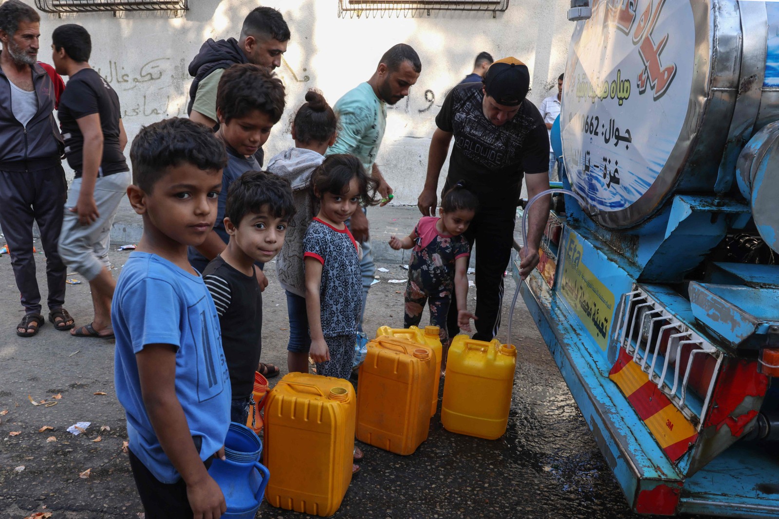 Crianças palestinas em ponto de distribuição de água na Faixa de Gaza, durante guerra entre Israel e Hamas — Foto: Mohammed Abed/AFP