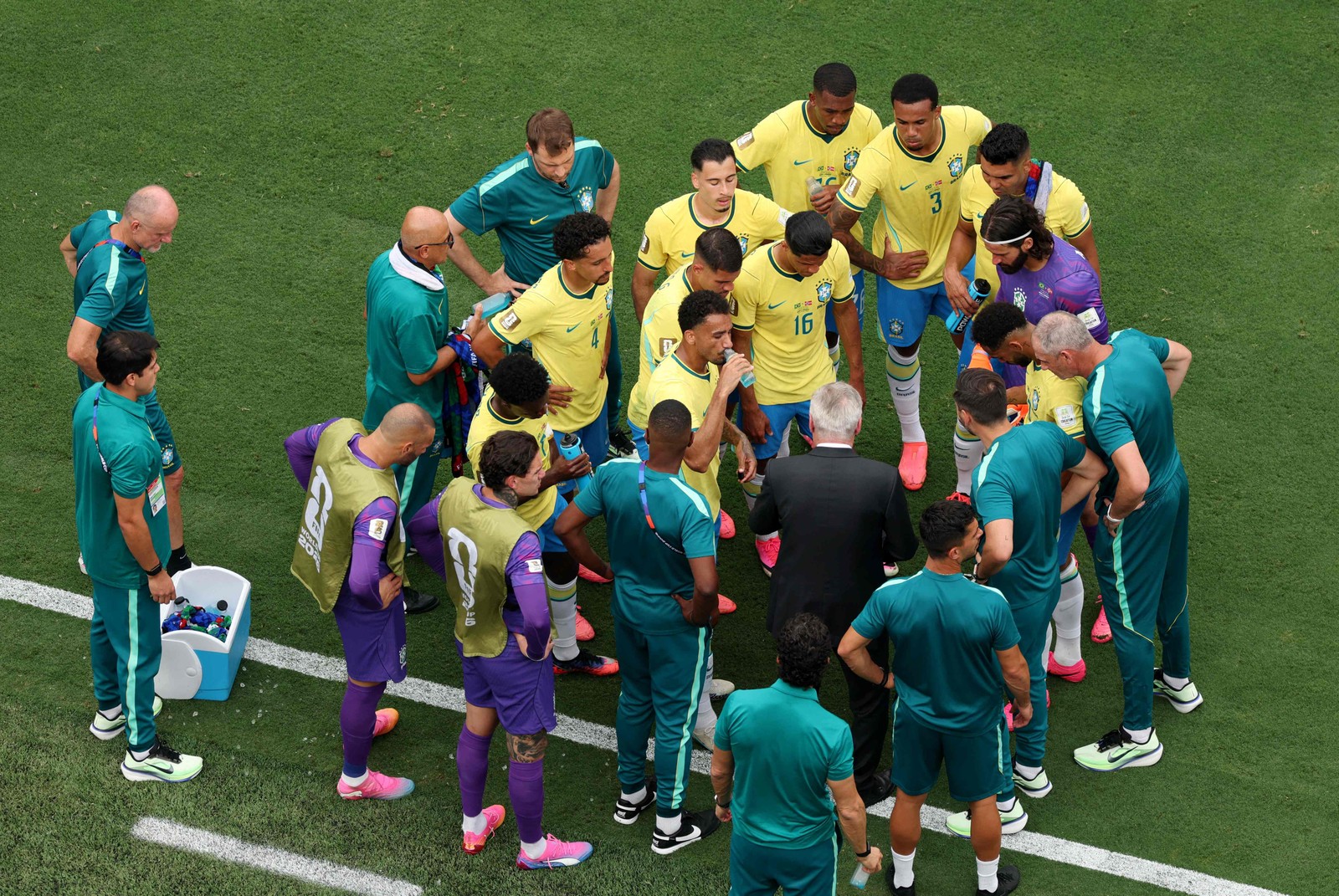 Jogadores e comissão técnica durante pausa para hidratação — Foto: Dan Mullan/Getty Images/AFP