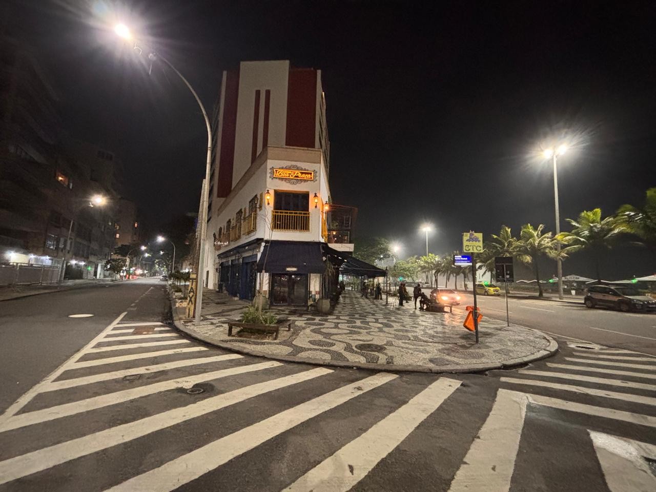 Esquina da Avenida Vieira Souto com Avenida Rainha Elisabeth, em Ipanema — Foto: Alexandre Cassiano / Agência O Globo