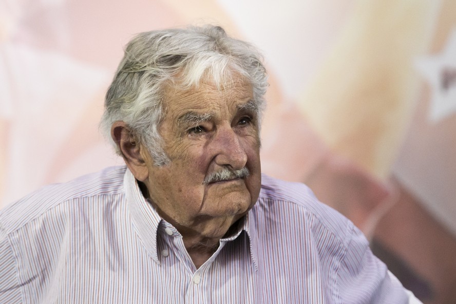 O ex-presidente do Uruguai José Pepe Mujica quando veio ao Brasil em outubro cumprimentar Lula pela vitória: ele disse que encontrou o petista 'rejuvenescido pelo amor'