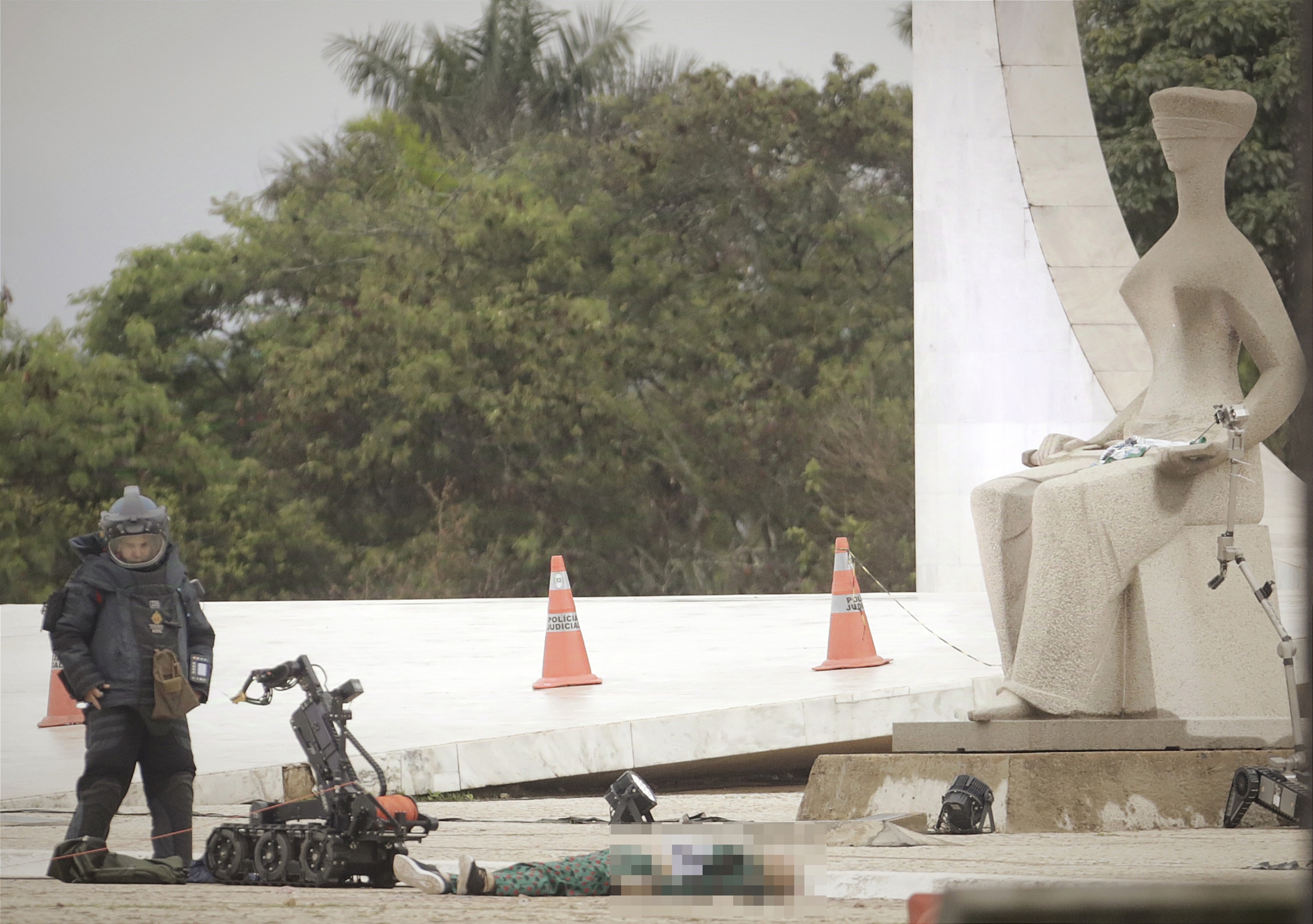 Corpo permaneceu na Praça dos Três Poderes 13 horas após explosões, e policiais fazem varredura no local