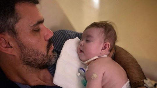 Juliano Cazarré dá notícias do estado de saúde da filha: 'Guilhermina está bem'