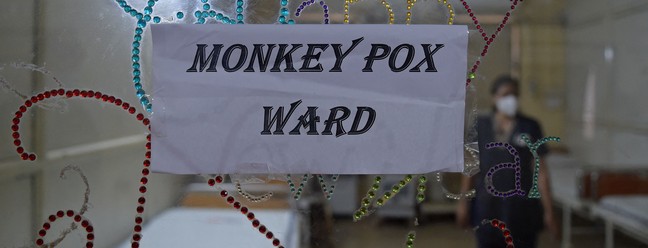 Profissional de saúde entra em uma enfermaria de isolamento construída como medida de precaução para pacientes com varíola em um hospital civil em Ahmedabad, Índia — Foto: SAM PANTHAKY / AFP