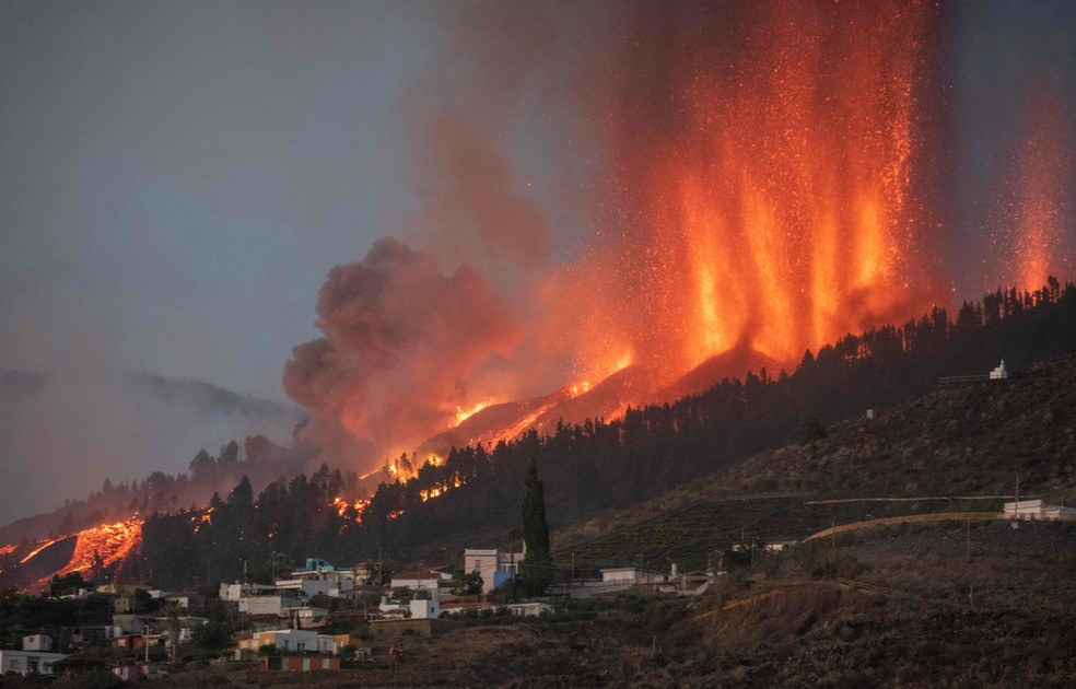 Erupção de vulcão em La Palma, em 2021, engole grande parte da ilha por incêndios e rios de lava — Foto: Desiree Martin/AFP