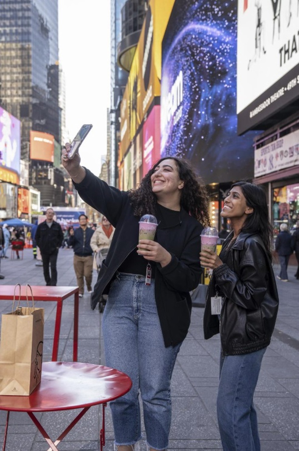 Clientes tiram selfies com suas bebidas em frente a uma loja da HeyTea na Times Square, em Nova York — Foto: Ava Pellor/The New York Times