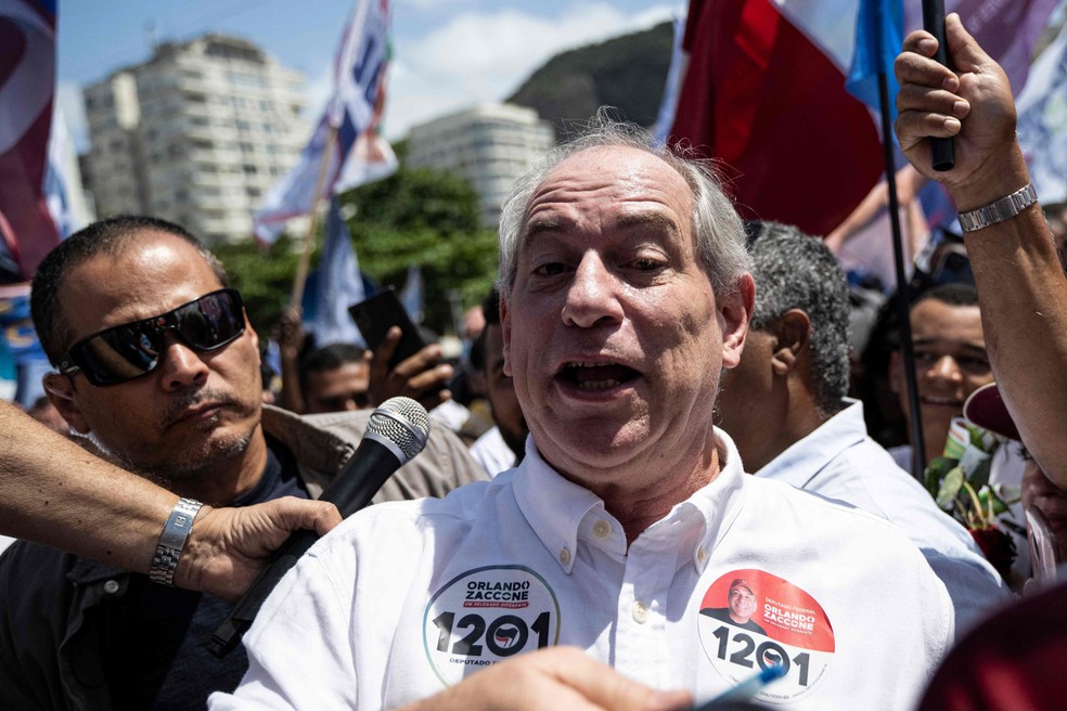 Ciro Gomes discursou para apoiadores na Praia de Copacabana, também neste domingo — Foto: AFP/Ernesto Benavides