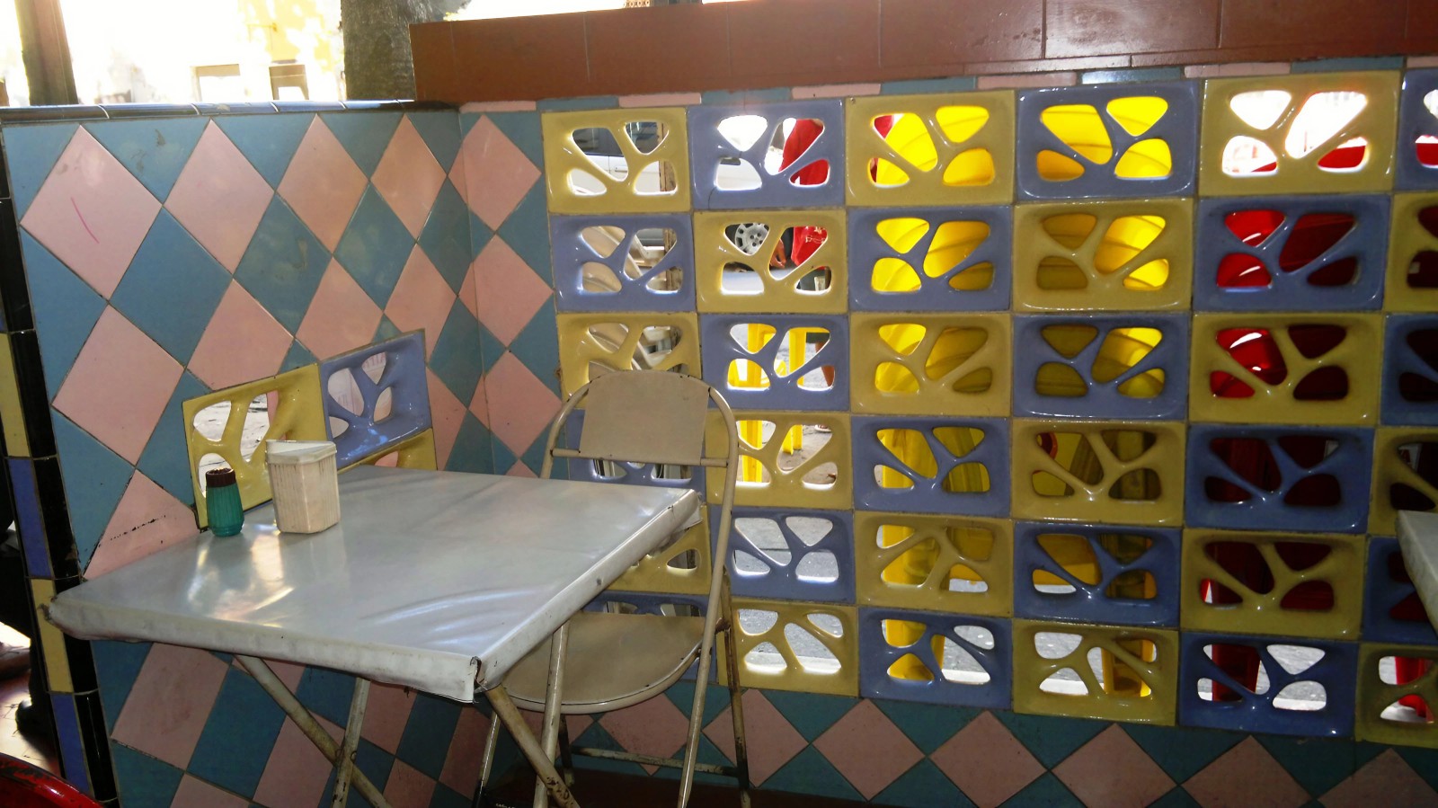 Azulejo enxaquetados do Café e Bar Almara, na Praça da Bandeira — Foto: Arquivo Pessoal