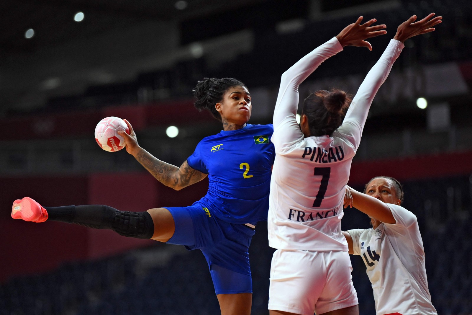 A seleção feminina de handebol perdeu para a França por 29-22 e está eliminada das OlimpíadasAFP
