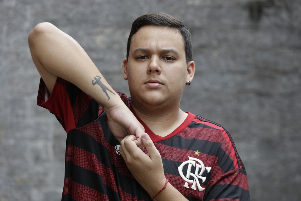 Pedro Amaral tem tatuagem de comemoração de Gabigol — Foto: Domingos Peixoto