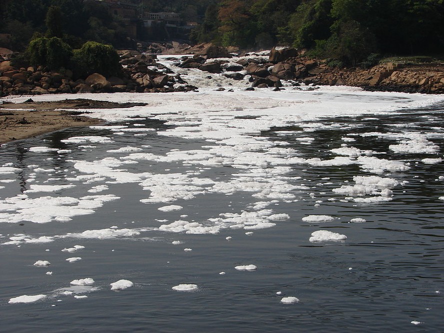 Espuma de poluição se forma com agitação da água em trecho de corredeira do rio Tietê