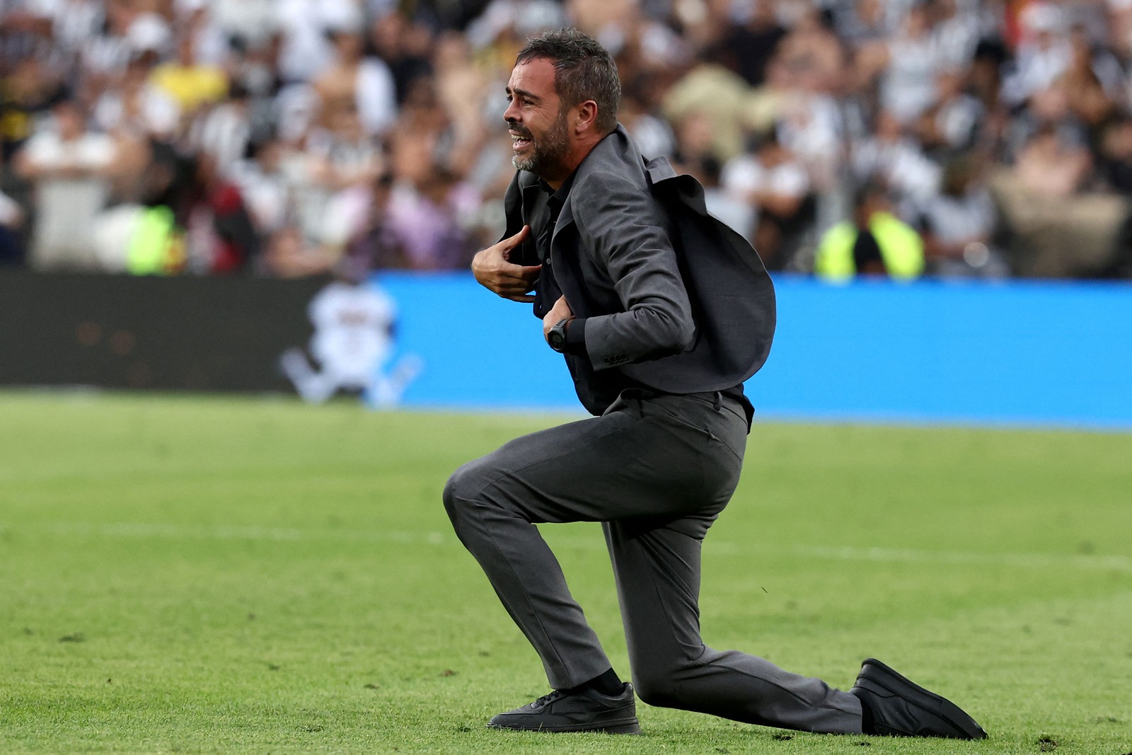 Técnico Artur Jorge comemora título da Libertadores — Foto: AFP