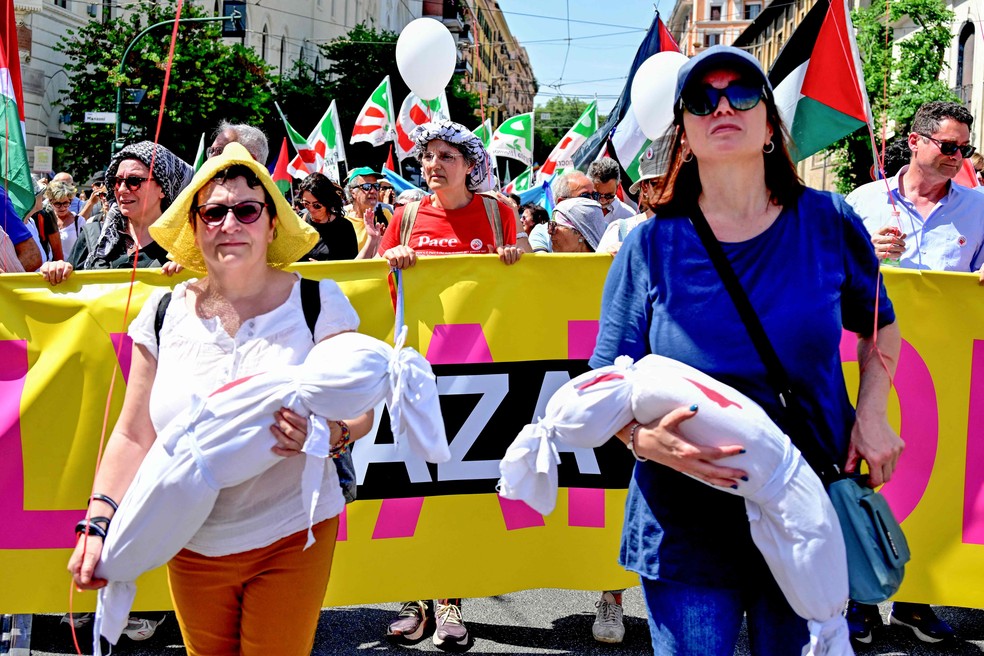 Protesto contra a continuidade da guerra em Gaza reuniu milhares de pessoas em Roma — Foto: Tiziana Fabi/AFP