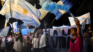 Carregando a bandeira da Argentina, manifestantes protestam do lado de fora do Congresso contra o projeto de lei que legaliza o aborto no país. O azul é a cor do movimento contrário ao abortoREUTERS