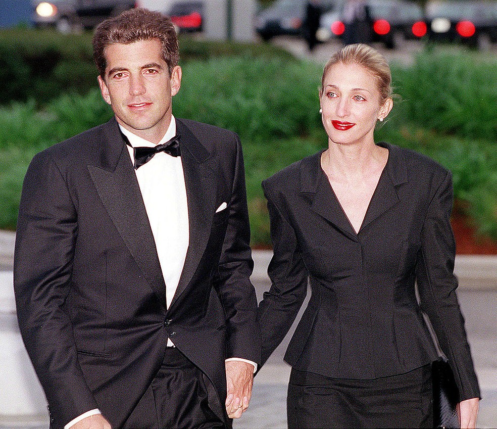 O estilo icônico de Carolyn Bessette-Kennedy e sua influência entre fashionistas da nova geração — Foto: Getty Images