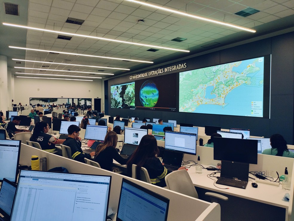 Centro de Operações Integradas (COI) da concessionária reúne tecnologia de ponta e monitora perda de água com ajuda de um satélite — Foto: Divulgação/Águas do Rio
