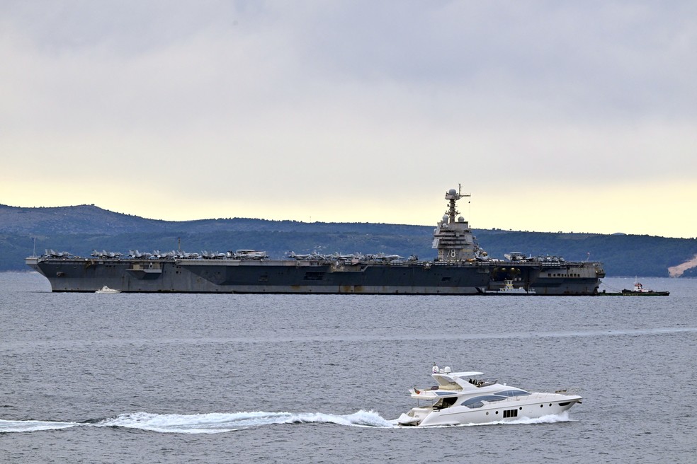 Porta-aviões nuclear norte-americano, USS Gerald R. Ford (CVN-78) — Foto: Elvis Barukcic/ AFP