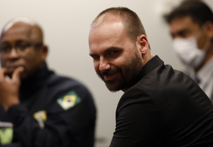 Zambelli, Eduardo e Ramagem: como estratégia de 'fuga' de aliados ajudou a  levar Bolsonaro à prisão