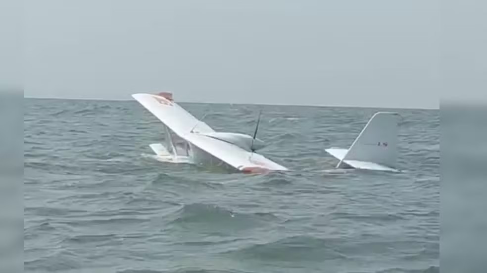 Aeronave encontrada no Rio Tapajós, que intrigou populares, não caiu: se soltou de cais após ventania; vídeo - Foto
