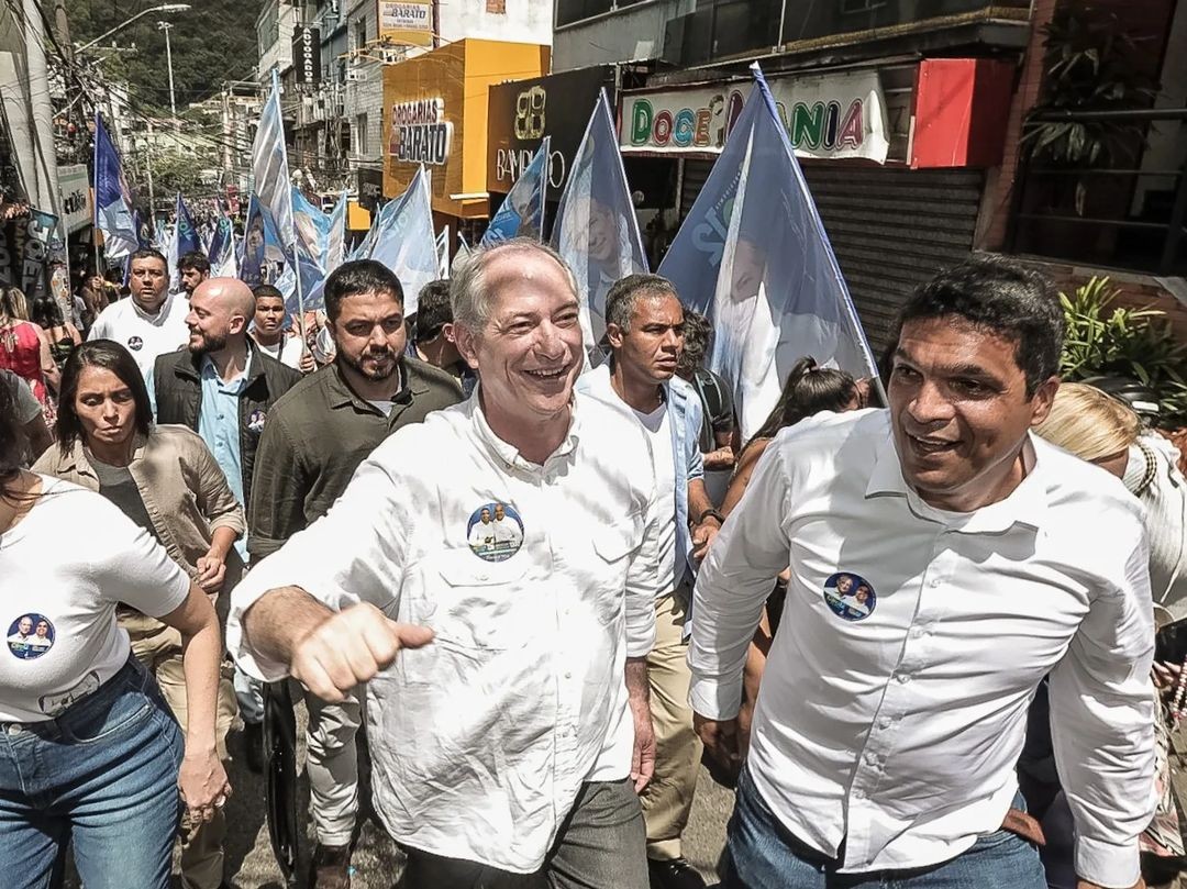 Ciro Gomes visita a favela da Rocinha ao lado do candidato ao Senado pelo Rio Cabo Daciolo — Foto: Reprodução/Instagram