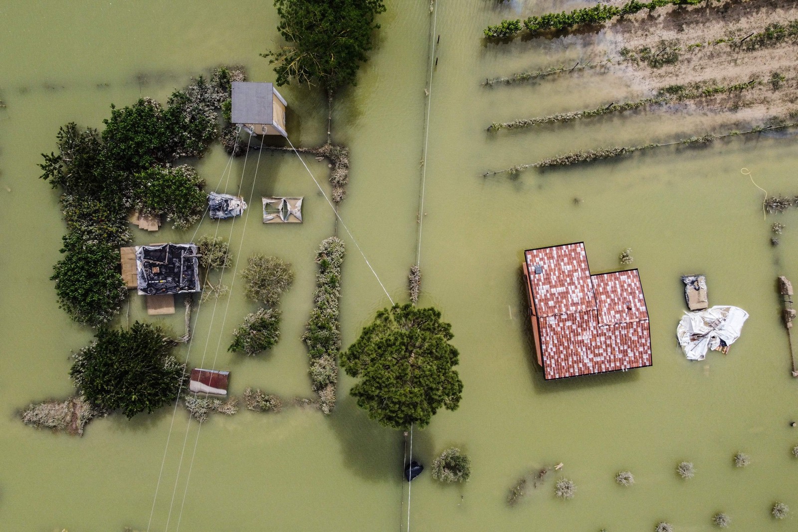  vista aérea tirada em 18 de maio de 2023 mostra uma rua inundada na cidade de Cesena, depois que fortes chuvas causaram inundações na região de Emília-Romanha — Foto: Alessandro SERRANO / AFP