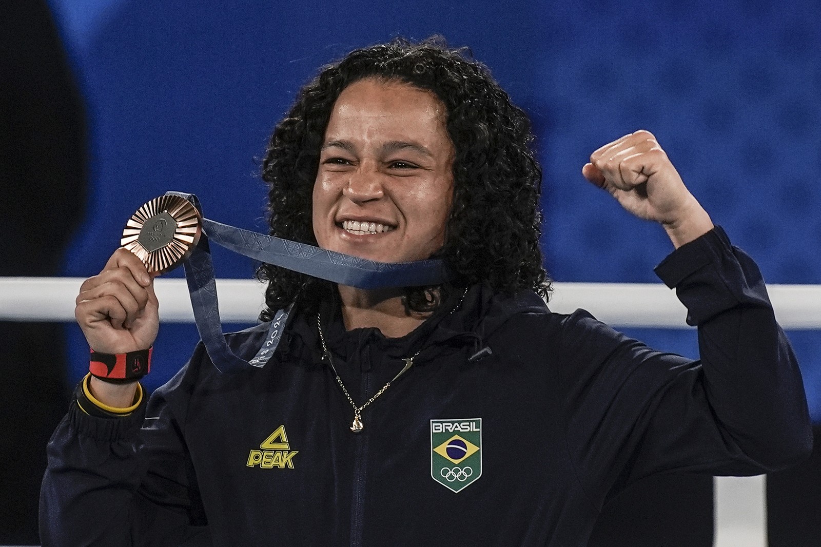 Boxe Feminino - Bia Ferreira recebe a medalha de bronze da categoria do peso-leve (até 60kg) — Foto: Alexandre Loureiro/CO