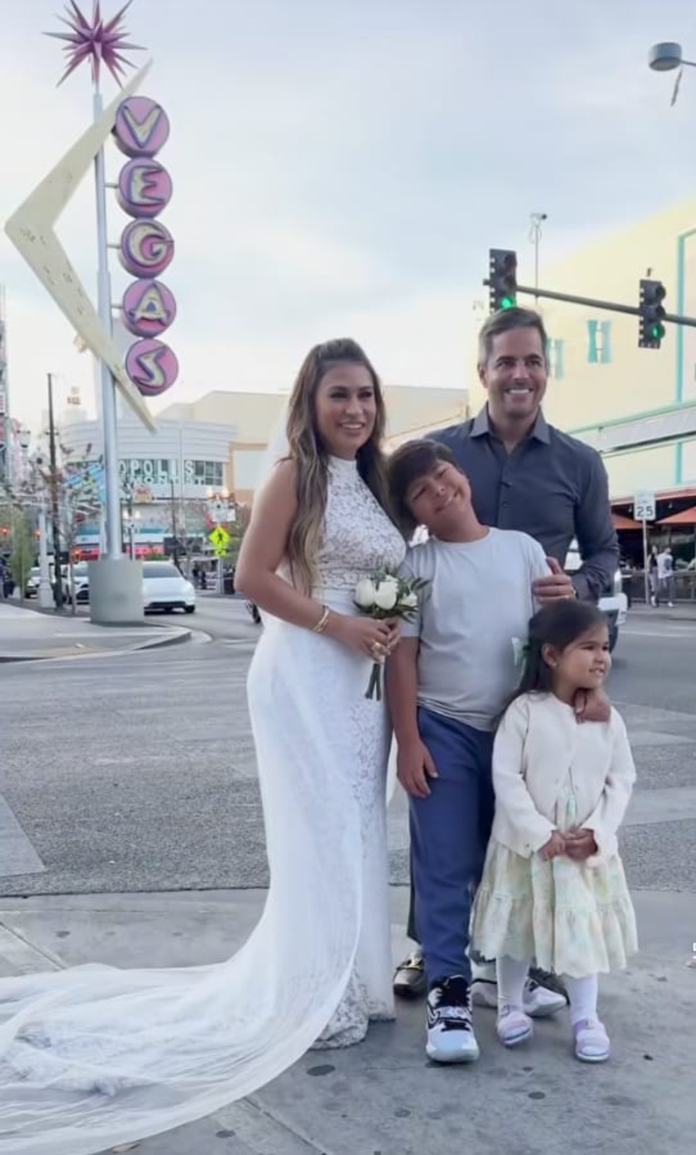 Kaká Diniz e Simone Mendes com os filhos, Henry e Zaya — Foto: Reprodução Instagram