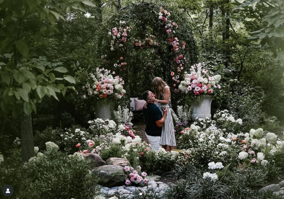 Taylor Swift e Travis Kelce anunciam noivado — Foto: Reprodução/Instagram