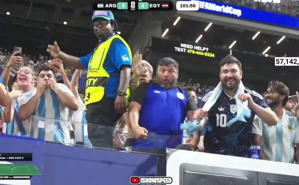 Torcedor argentino imita macaco para IShowSpeed em jogo na Copa — Foto: Reprodução/YouTube/ishowspeed