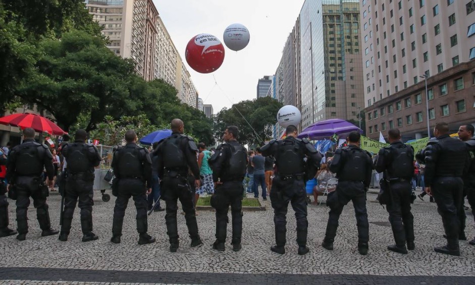 Policiais acompanham manifestação de estudantes e professores durante concentração na Candelária Agência O Globo