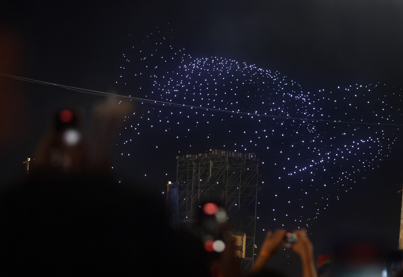 Show da cantora Shakira na Praia de Copacabana - show de drones — Foto: Fabiano Rocha / Agência O Globo