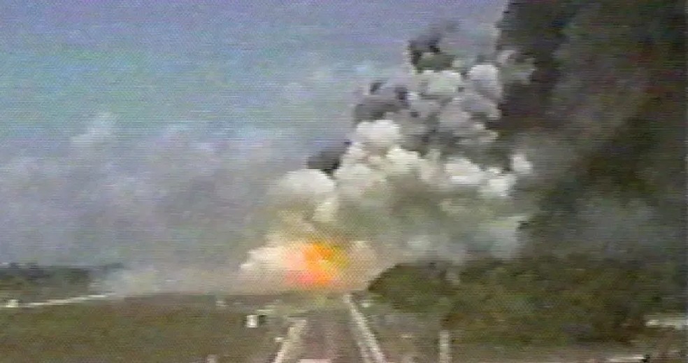 Imagens da explosão do foguete VLS-1 em Alcântara no ano de 2003 — Foto: Reprodução / TV Globo