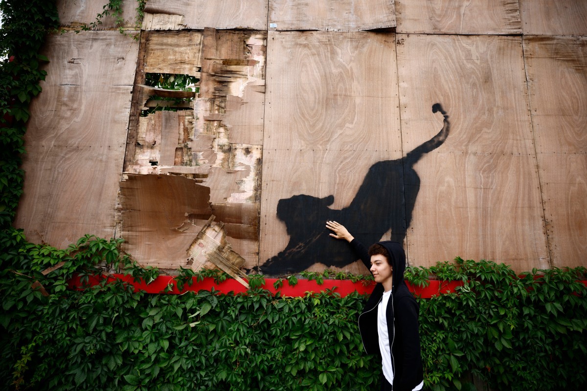 Banksy fecha semana que transformou Londres em zoológico com piranhas — Foto: HENRY NICHOLLS / AFP
