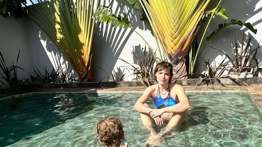 Leticia Colin faz pose em dia de sol com filho na pisicna: 'serinha'