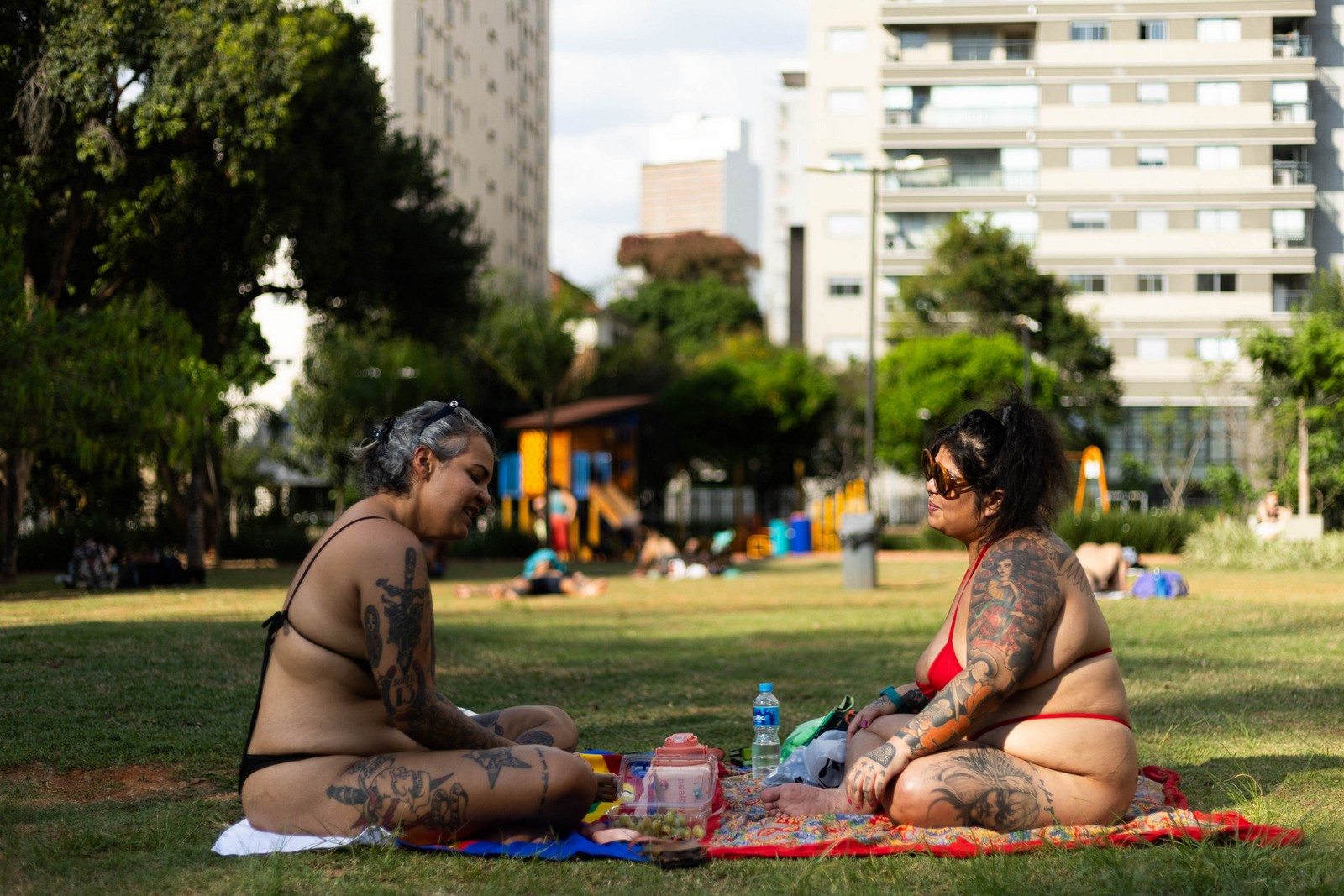 Praia? Nada disso! Paulistanas aproveitam forte calor para ir de biquini ao parque Augusta em São Paulo — Foto: Maria Isabel Oliveira/Agência O Globo