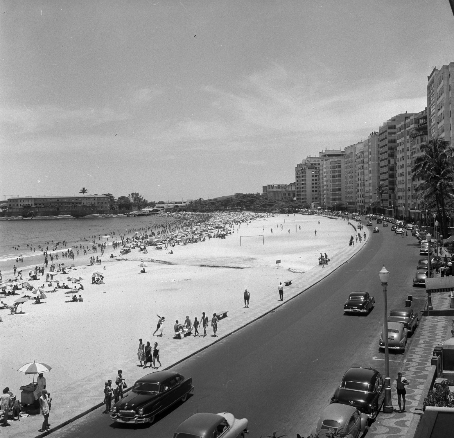 ‘Copacabana e o cheiro de maresia’: livro resgata memórias do bairro nos anos 1950 e 1960, antes da duplicação da Avenida Atlântica - QTU Questões do Universo