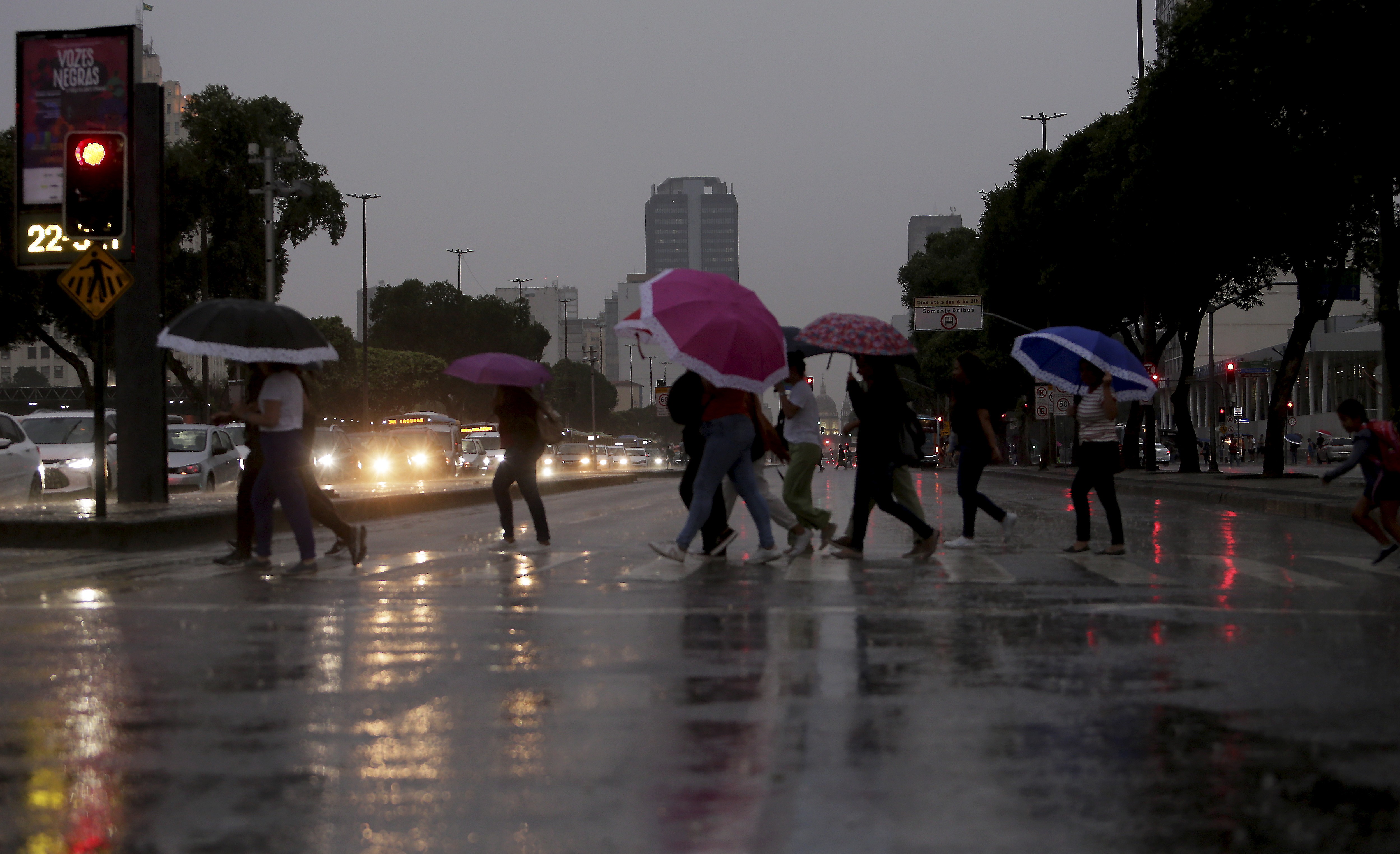 Rio tem previsão de chuva a qualquer momento nesta sexta-feira, com pancadas fortes à tarde