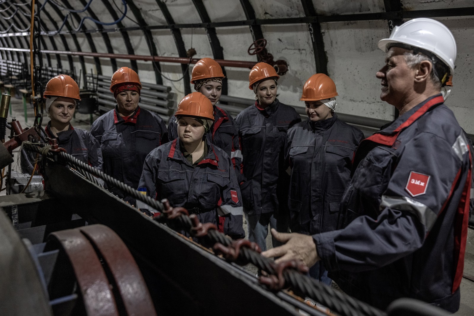 Mulheres participam de uma sessão de treinamento em uma instalação projetada para reproduzir um poço de mina, perto da cidade de Pokrovsk, na região de Donetsk, no leste da Ucrânia — Foto: Finbarr O'Reilly/The New York Times