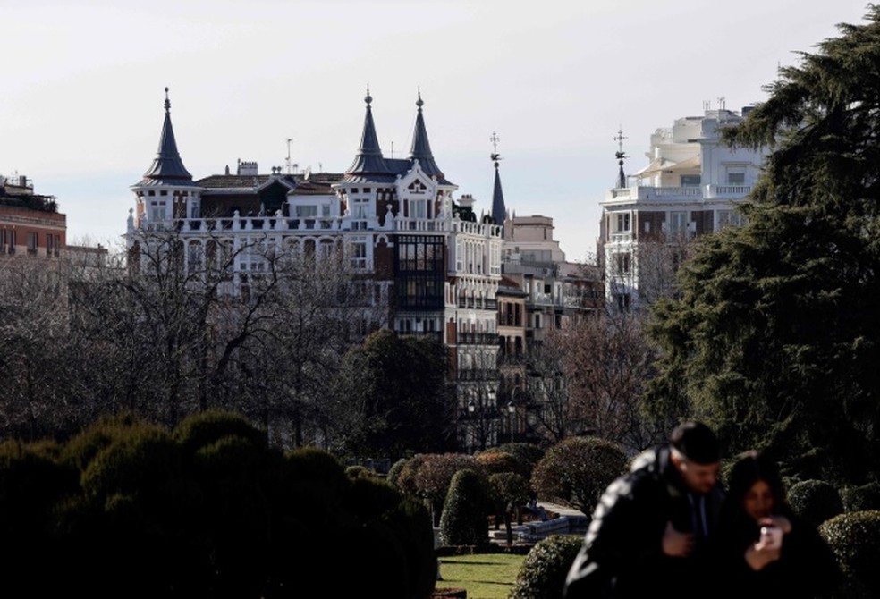 Prédios no bairro de Jerónimos, em Madri. — Foto: Oscar Del Pozo/AFP